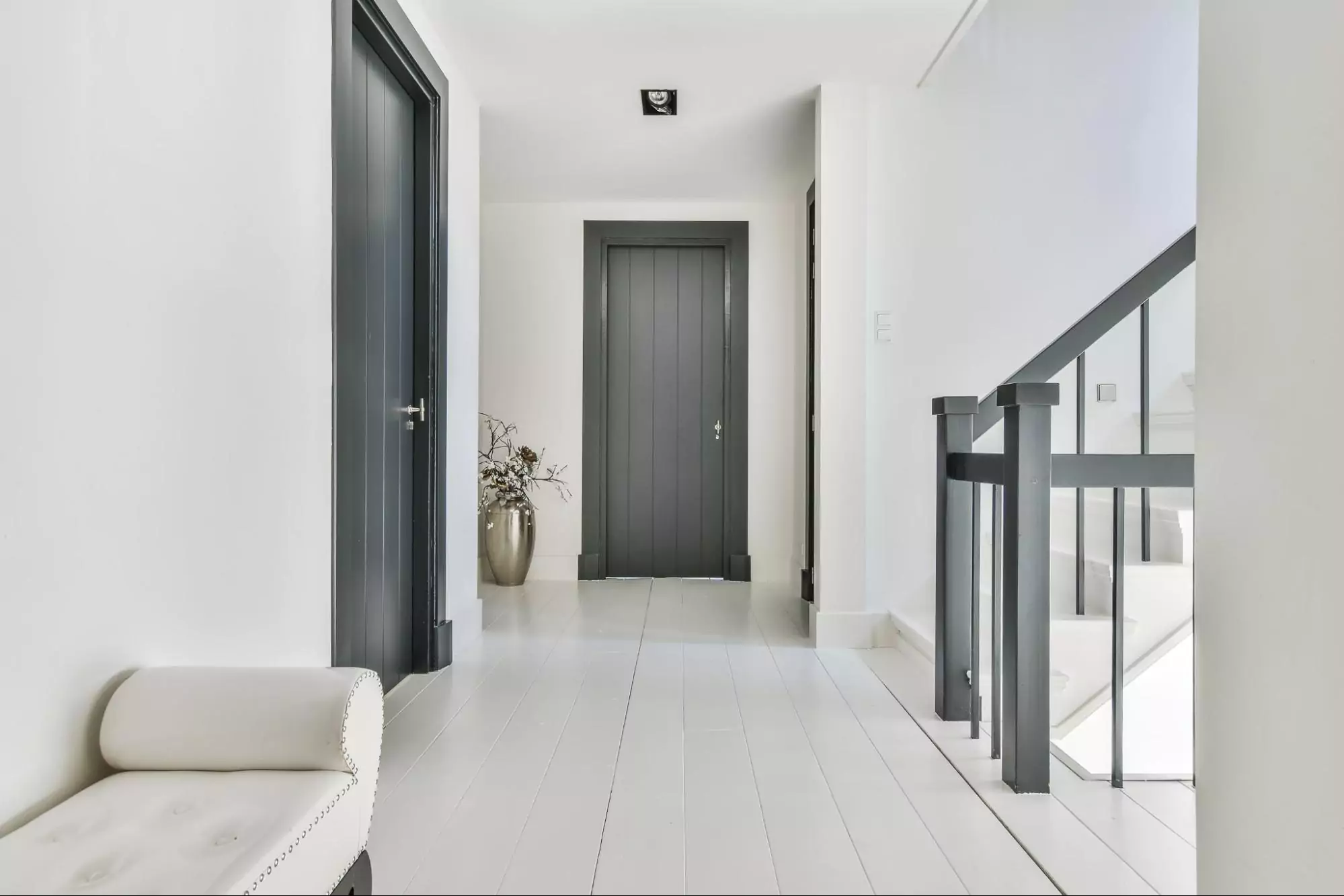 Inspirasi Warna Cat Kayu untuk Pintu Rumah Minimalis dan Modern
